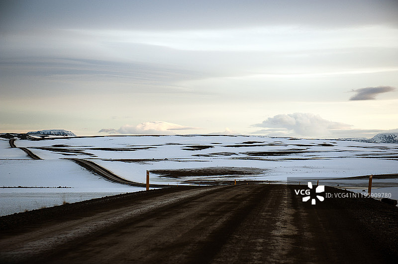 冰岛Holasandur的雪景和蜿蜒的道路图片素材