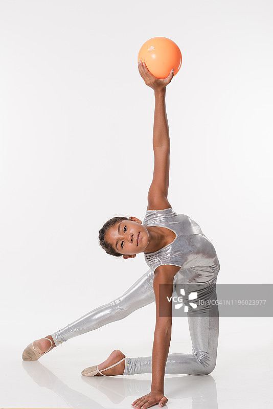 美丽的体操运动员少女做运动图片素材