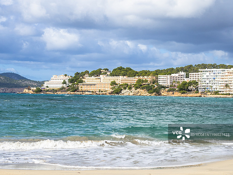 城市过度开发Santa Ponsa海滩上的酒店，公寓和住宅在水的边缘图片素材