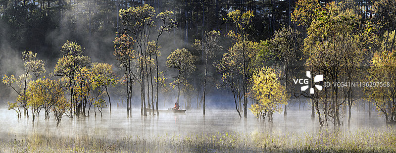 湖上秋色斑斓的森林图片素材