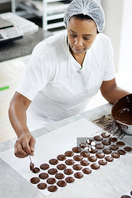 在工厂里准备巧克力的女人图片素材