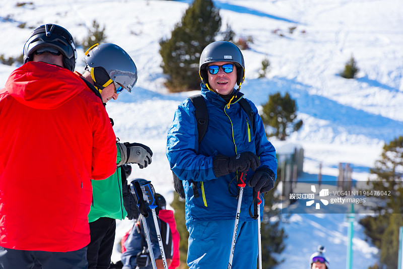 人们在安道尔的格兰德瓦利拉滑雪站享受阳光日。图片素材