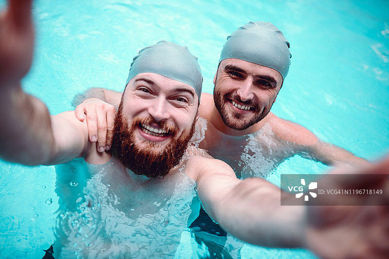 两名男性在游泳池自拍图片素材