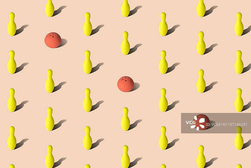 红色保龄球和黄色保龄球瓶在彩色背景运动抽象。图片素材