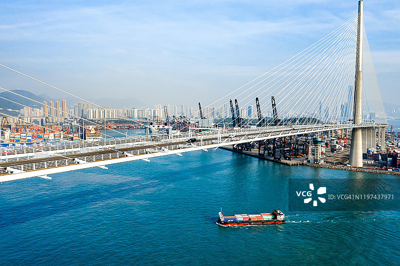 香港昂船洲大桥和中国香港货柜货轮图片素材