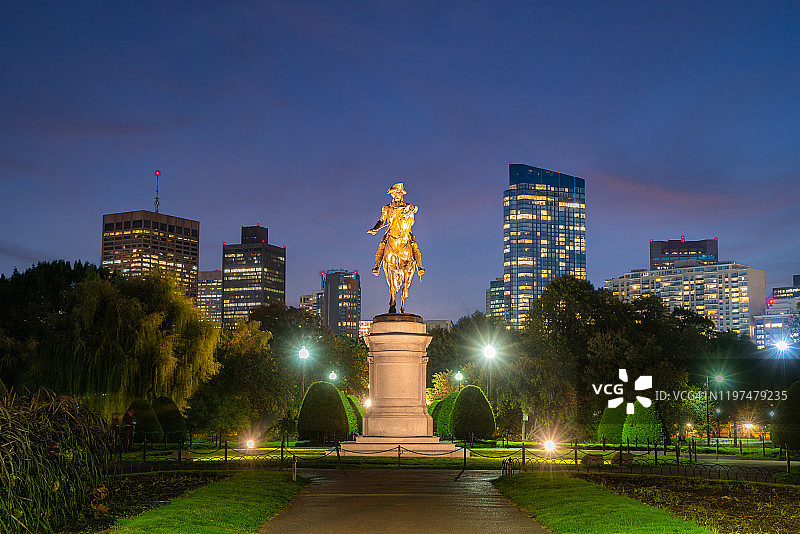 乔治·华盛顿马术雕像，位于美国马萨诸塞州波士顿市中心商业区的办公商业大楼公共花园。美国旅游，现代城市生活，或商业金融经济概念图片素材
