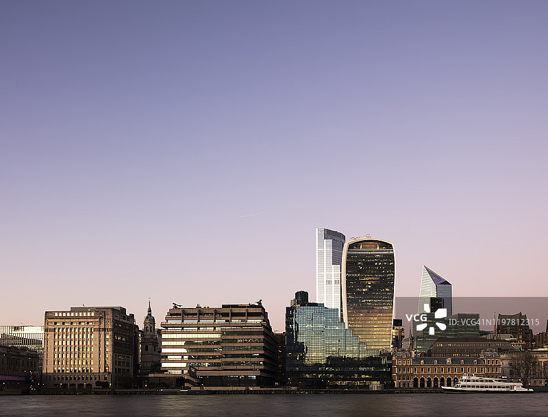 黄昏时分泰晤士河对岸的伦敦城市天际线图片素材