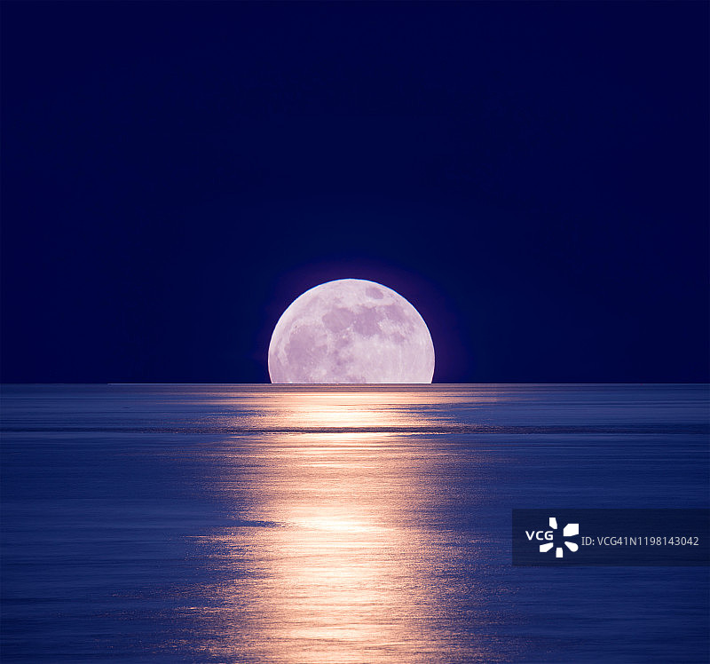 合成图像月亮在海上升起。图片素材