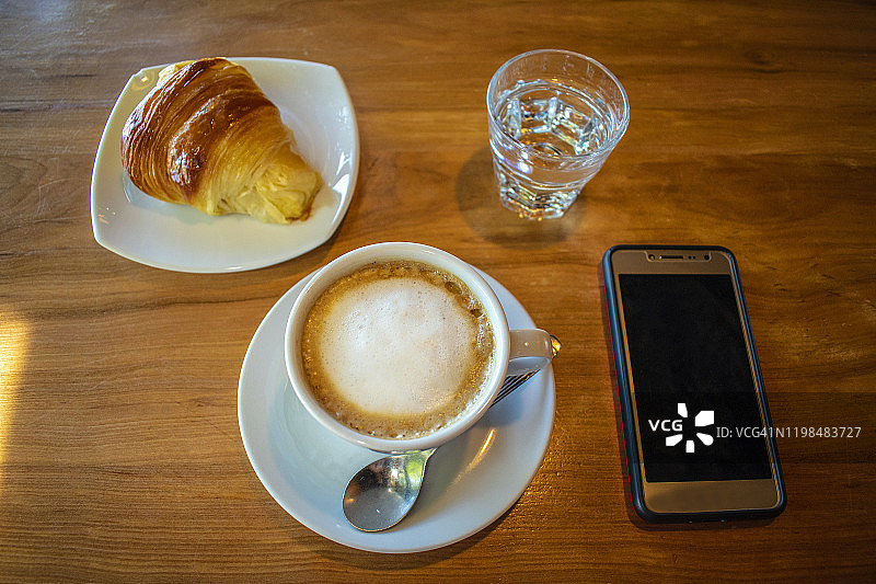 咖啡加牛奶，黄油和手机图片素材