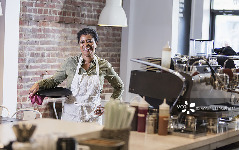 在咖啡店工作的非裔美国妇女图片素材