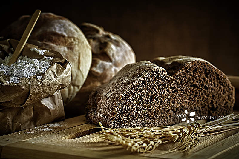 手工烘焙:酸面包和各种面包产品图片素材