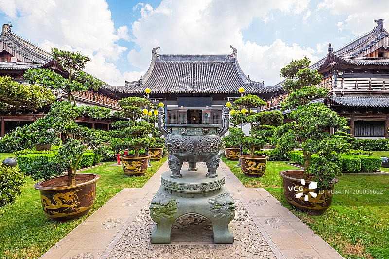 中国一座美丽寺庙的花园。图片素材