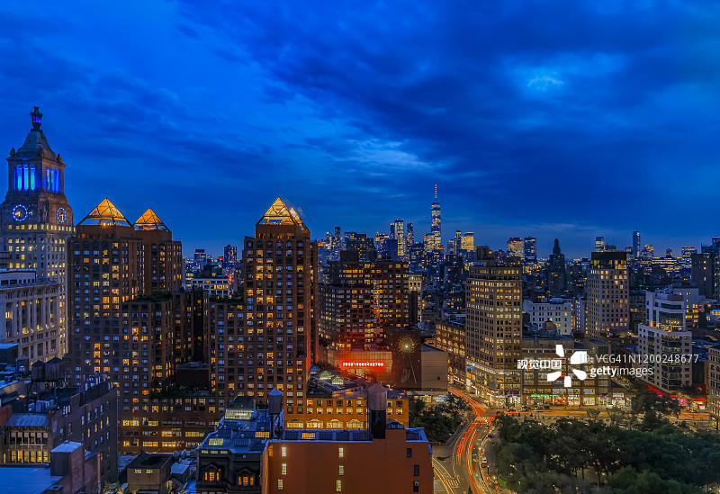 日落后阴天的纽约下曼哈顿标志性的天际线和摩天大楼的鸟瞰图图片素材