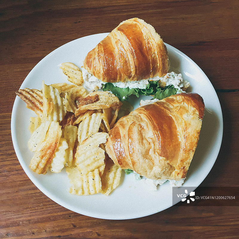鸡肉沙拉牛角三明治配薯条图片素材