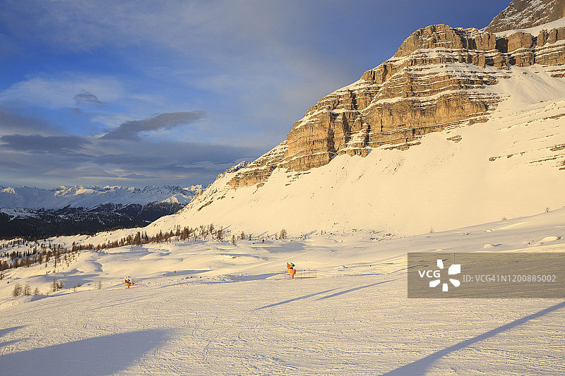美丽的冬季山脉景观白云岩。滑雪胜地麦当娜迪坎皮格利奥。图片素材