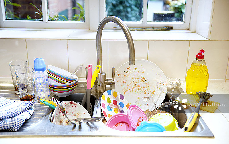 厨房水槽里的脏盘子图片素材