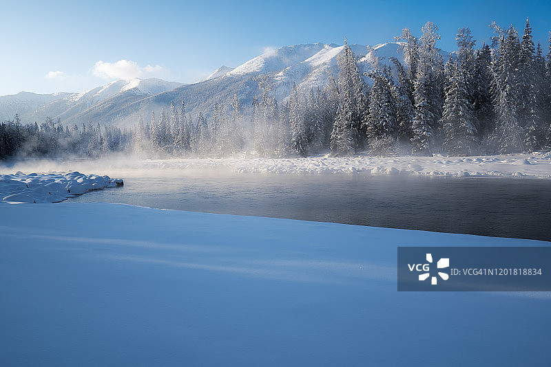 美丽的雪山和河流在冬天图片素材