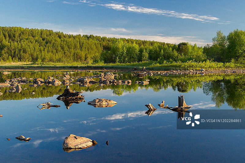 在坎大拉克沙附近的泽勒诺博尔斯基村，科夫多泽湖上有石头、清澈的水和绿树。科拉半岛,俄罗斯。图片素材