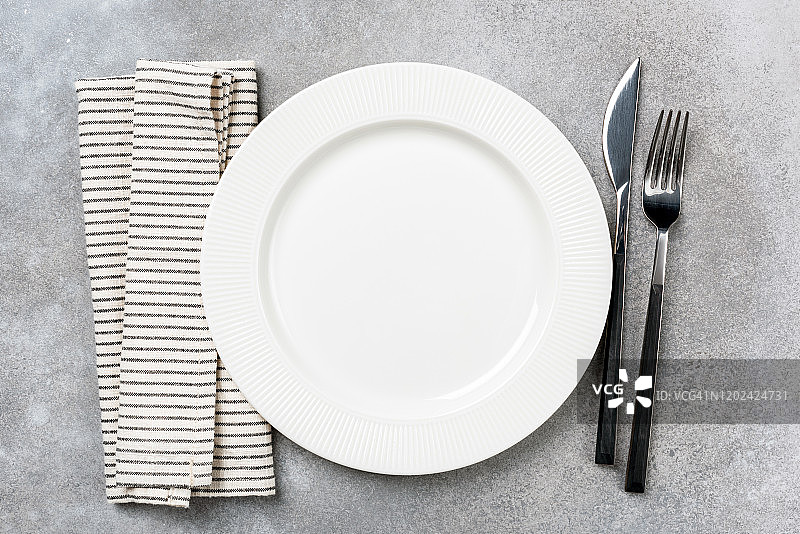 晚餐餐具:空盘子和银制餐具图片素材