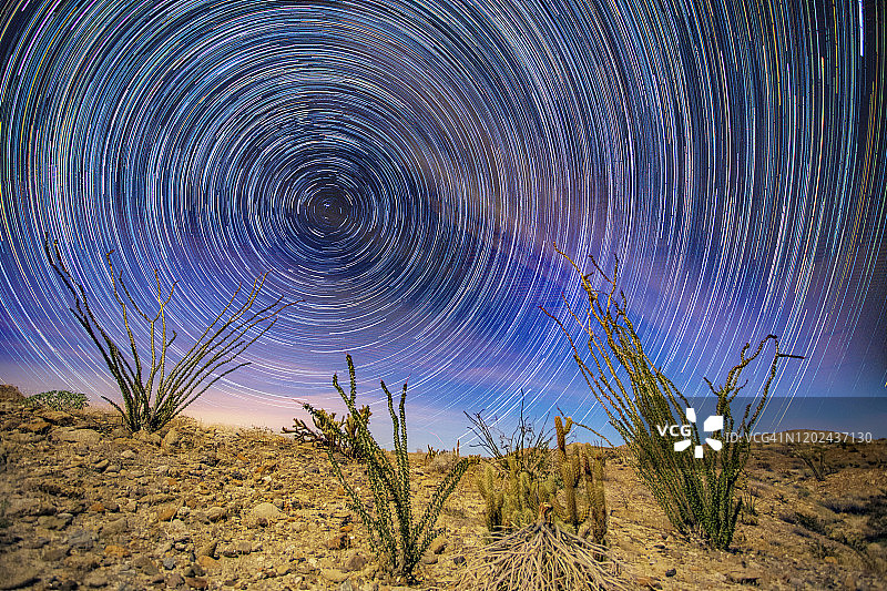 奥科蒂罗和星星在岩石沙漠景观图片素材