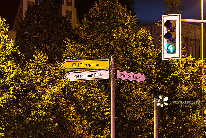 带有路标的交通灯(德国柏林)图片素材