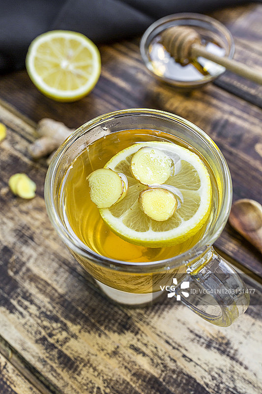 一杯柠檬姜茶加蜂蜜图片素材