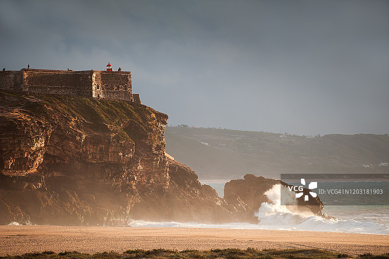 葡萄牙纳扎尔大西洋沿岸的灯塔图片素材