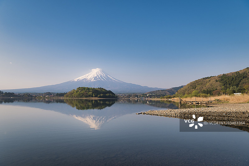 富士山映在川口湖中图片素材