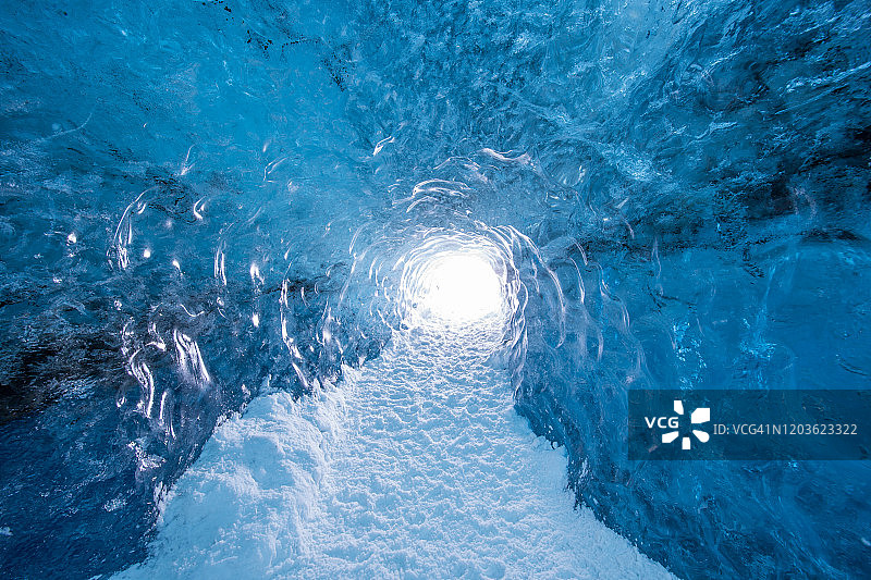 冰岛蓝色冰洞内壮观的自然景色图片素材