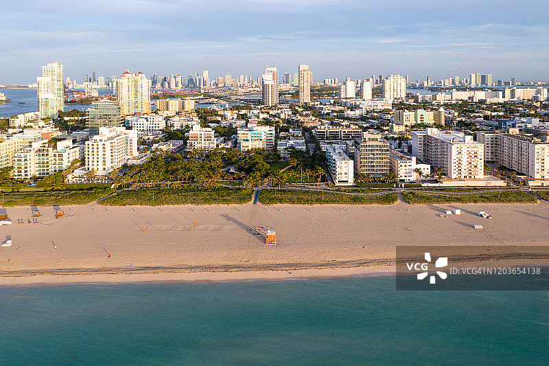 日出时迈阿密海滩和市中心的鸟瞰图图片素材