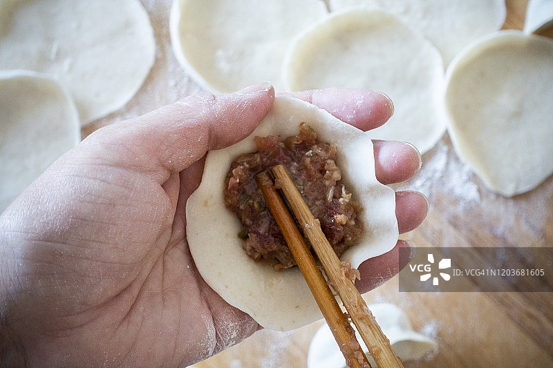 做中国饺子图片素材
