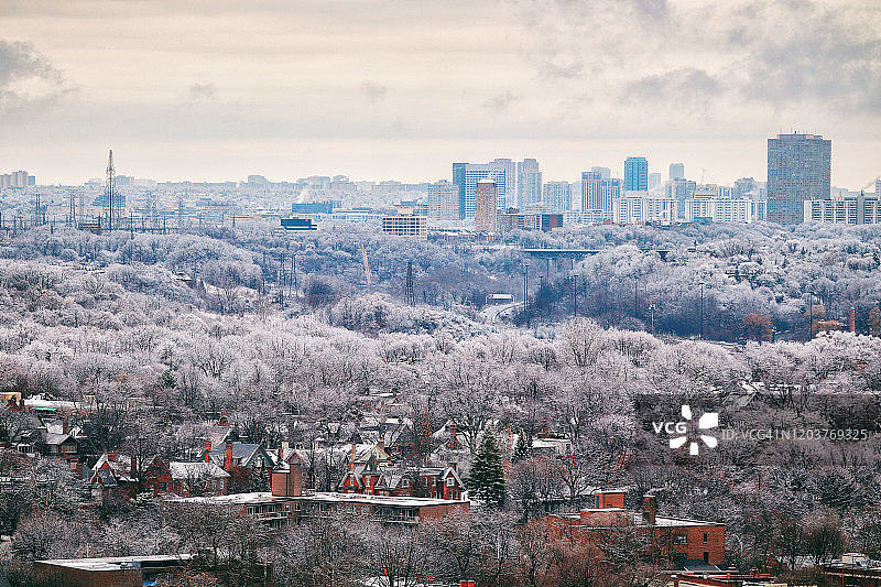 清晨冰冻的城市风景(简介:“外面寒冷”)图片素材
