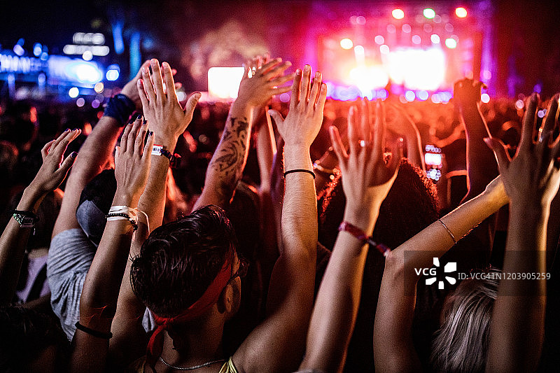 为这个伟大的音乐节举起你的手!图片素材
