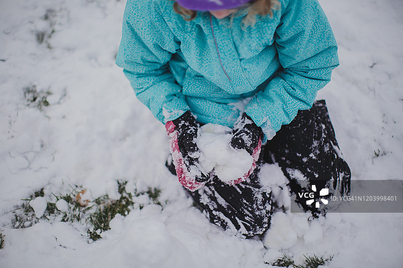 女孩在雪中嬉戏图片素材