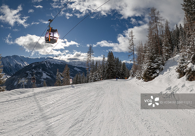 奥地利齐勒塔尔山谷的山峰和滑雪缆车图片素材