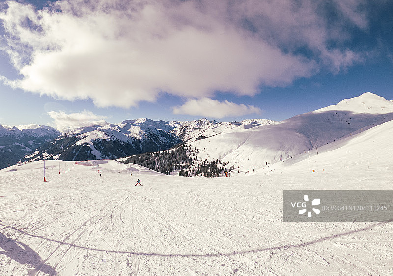 奥地利蒂罗尔的滑雪胜地齐勒塔尔山上的景色图片素材