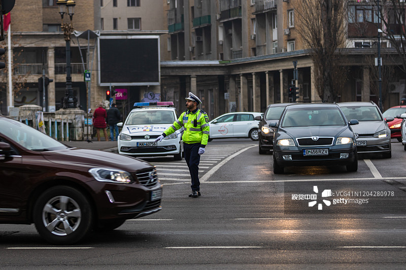 2020年，罗马尼亚首都布加勒斯特，早高峰时段，罗马尼亚交通警察在指挥交通图片素材