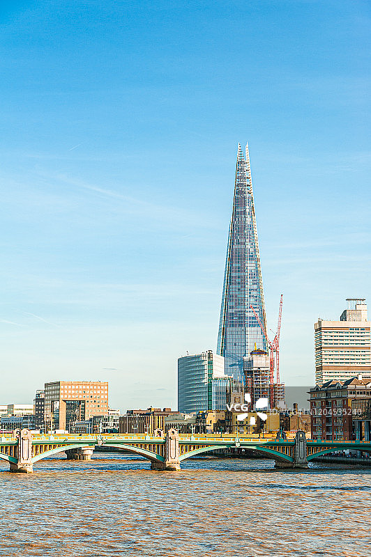 在晴朗晴朗的蓝天下，摩天大楼碎片大厦(the Shard)、伦敦市中心和泰晤士河图片素材