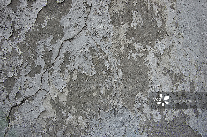灰色混凝土墙体开裂，状态较差，白漆剥落图片素材