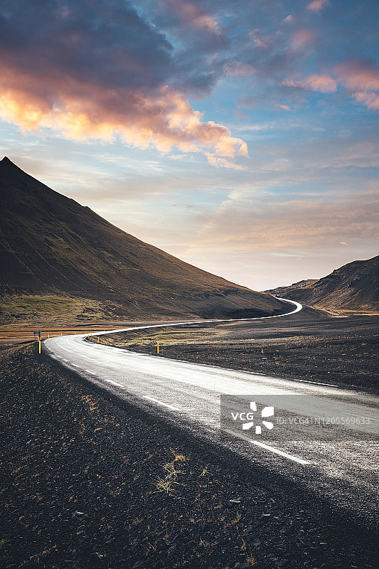 冰岛的蜿蜒道路图片素材