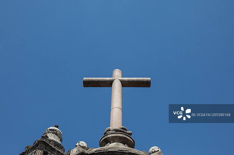大教堂外的宗教十字架图片素材