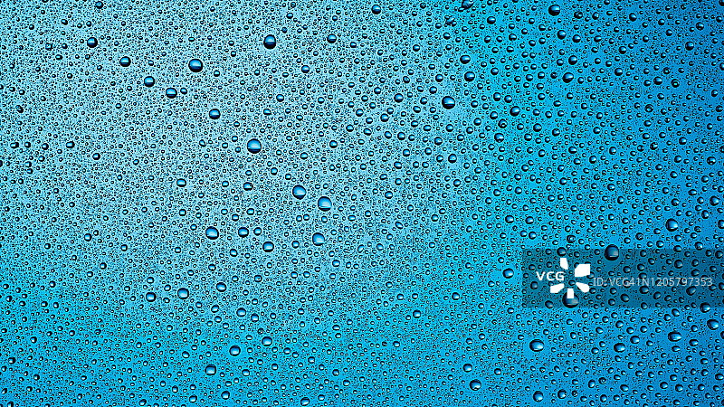 水滴在蓝色的背景。图片素材