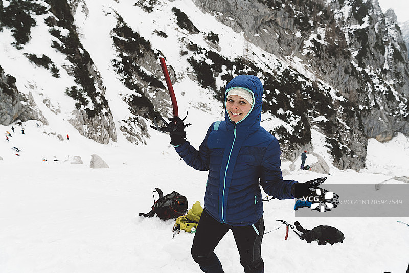 手持冰斧的女子登山者图片素材