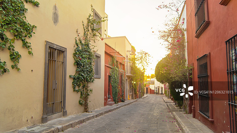 墨西哥圣米格尔德阿连德的多色街道图片素材