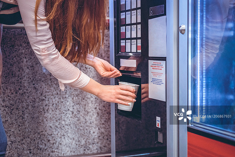 女人在自动售货机买咖啡图片素材