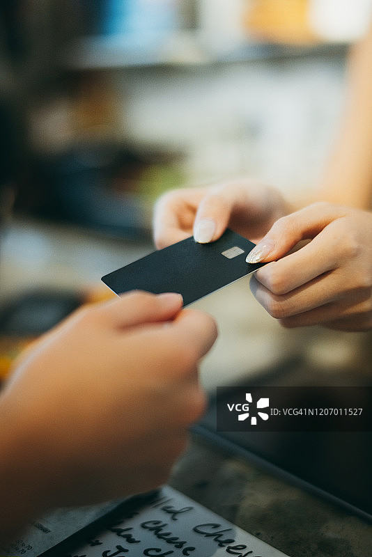 近距离的客户进行快速和简单的非接触式信用卡支付图片素材