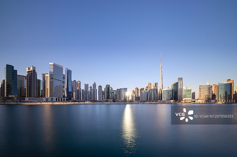 城市天际线和城市景观的全景阿联酋迪拜。图片素材