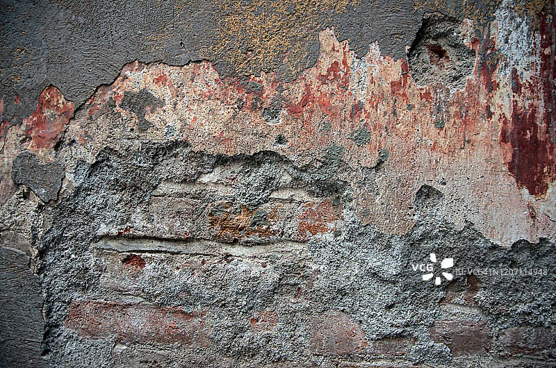 旧红砖墙上破损的混凝土灰泥图片素材