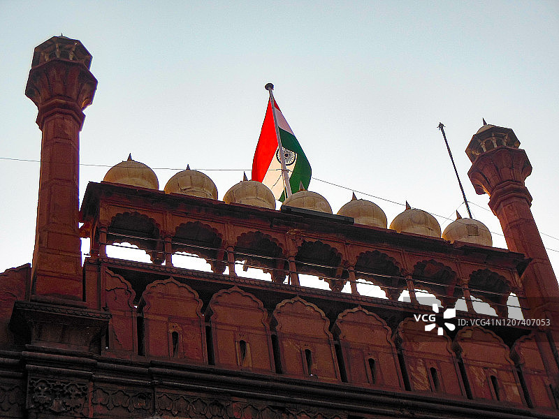 白天，印度德里红堡内五颜六色的旧建筑，著名的红堡内景色图片素材