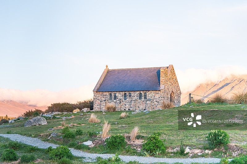 美丽的早晨，在新西兰的特卡波湖的好牧人教堂图片素材